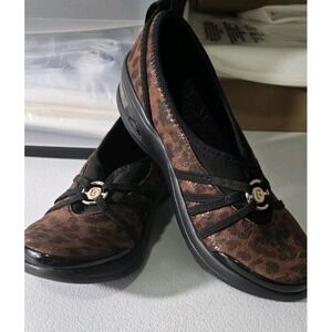 Bzees leopard Rosie‎ Slip-On Shoes size 7M